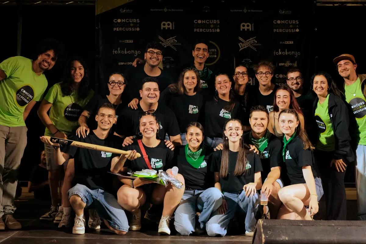 La colla amb el trofeu de tercers classificats al Concurs de Percussió de Barcelona del 2026