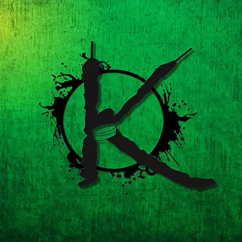 El primer logo de Drakaris: una K negra feta amb una baqueta i un tambor, sobre fons verd